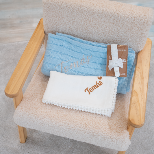 Baby Box Ternura - Manta Trançada, Fralda e Prende Chupeta