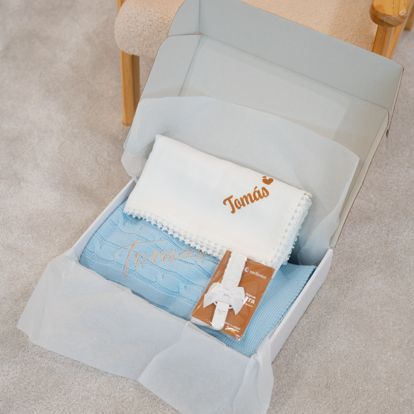 Baby Box Ternura - Manta Trançada, Fralda e Prende Chupeta