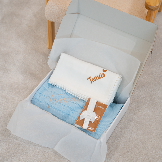 Baby Box Ternura - Manta Trançada, Fralda e Prende Chupeta