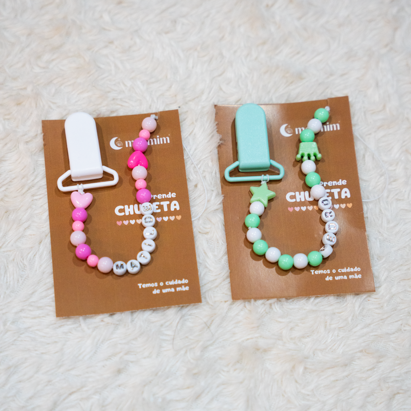 Prende-chupeta personalizado com nome em acrílico