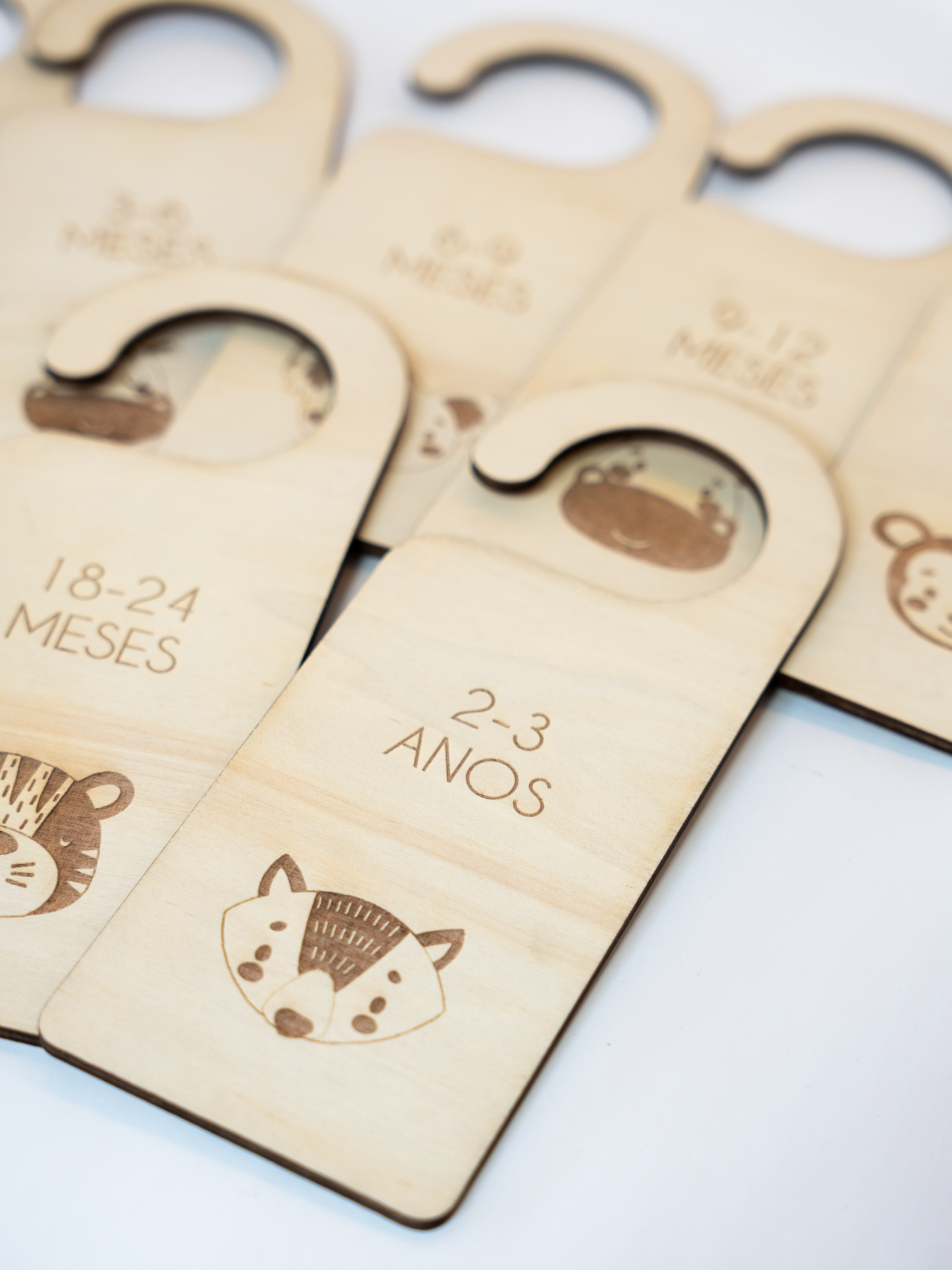 Organizadores de Roupa por Tamanhos – Madeira Natural